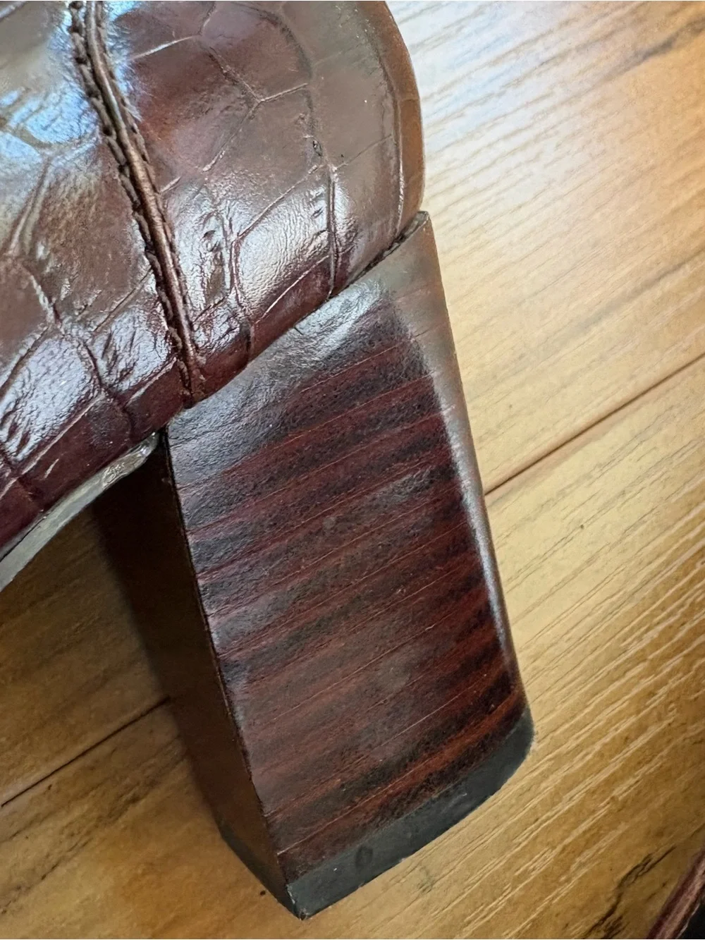Bandolino Women's Dark Brown Croc-Embossed Loafers size 11. INV25/568